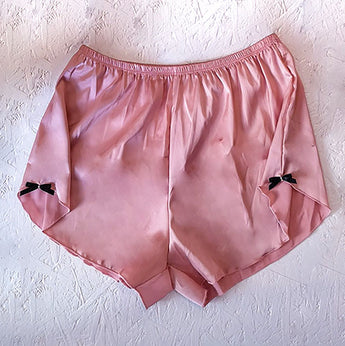 color-cipria-lingerie-mecedora-vita-alta-culotte-satin-shorts-high-waist-detail
